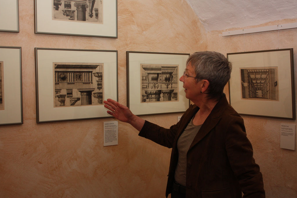 Dr. Vera Lüpkes zeigt die Ausstellung.