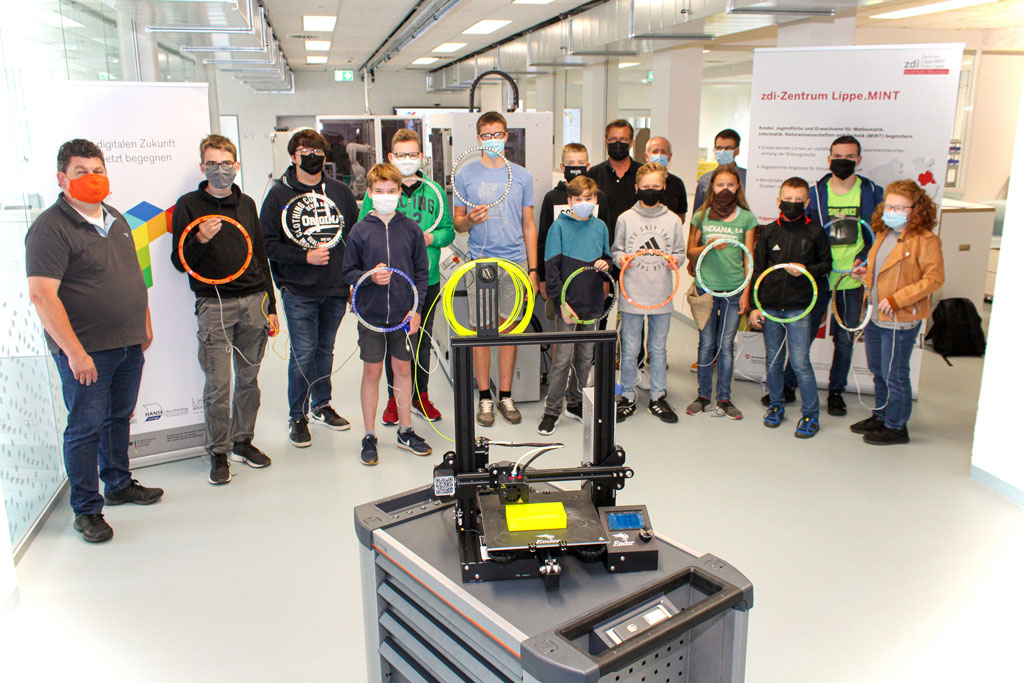 Schüler-Gruppenfoto vor einem 3D Drucker