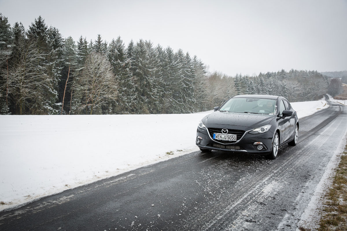 Auto im Winter auf Strasse