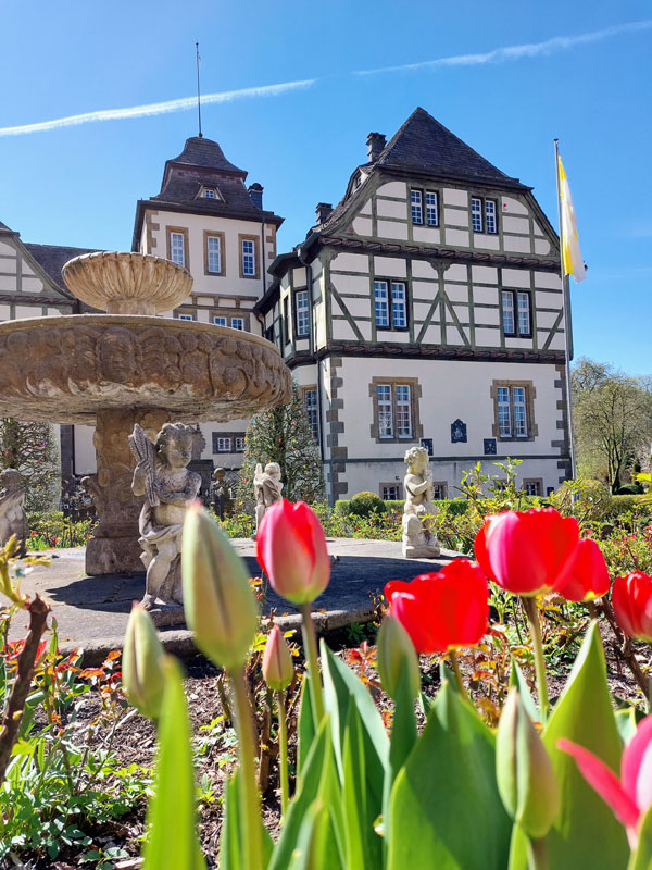 Wasserschloss St. Hubertus-Heerse im Frühling.
