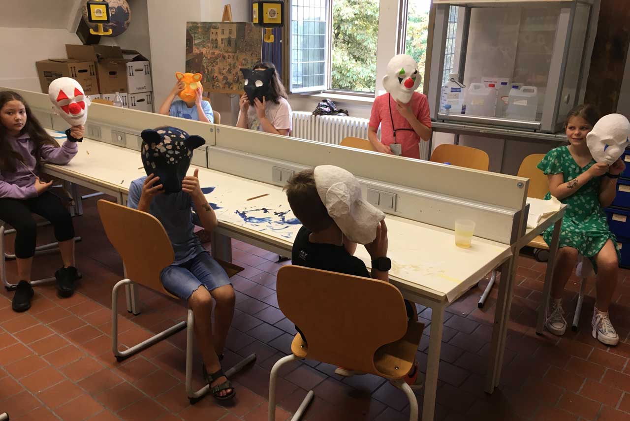 Kinder sitzen im Klassenraum