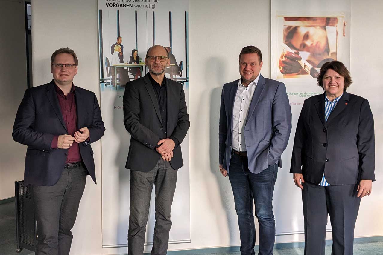 Gruppenfoto der Drei Abgeordneten und dem neuen Geschäftsführer der Arbeitsagentur Detmold.