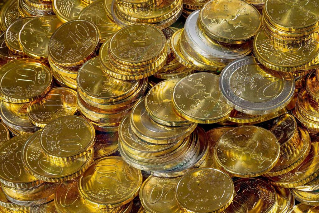 Goldglänzende Euro-Münzen.