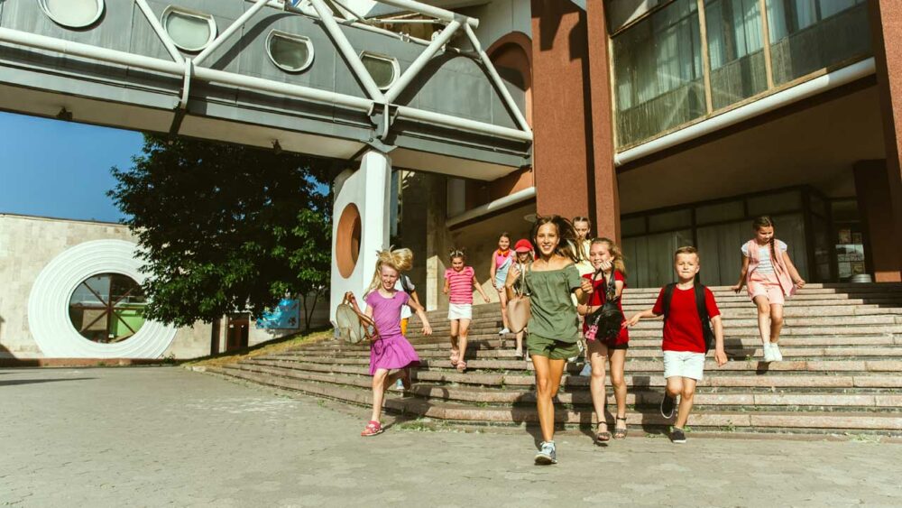 Kinder laufen aus der Schule