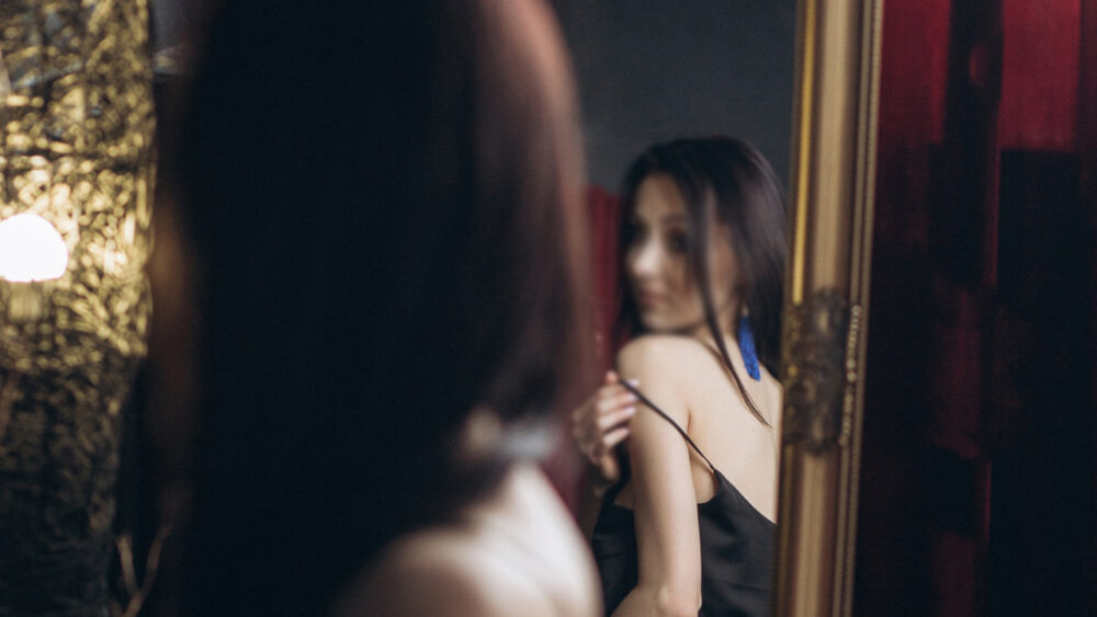 Schöne Frau vor einem Spiegel.